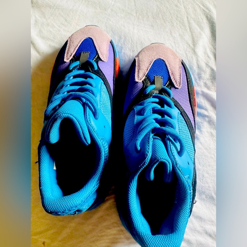 I’m selling this shoes never used Yeezy